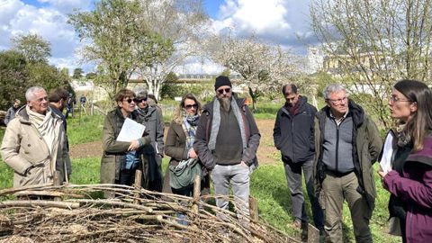 Pauline Frileux, ethnoécologue et enseignante-chercheure à l’École nationale du paysage, présente le jardin Duhamel du Monceau et le fruticetum en cours de restauration. ©Y.Haddad